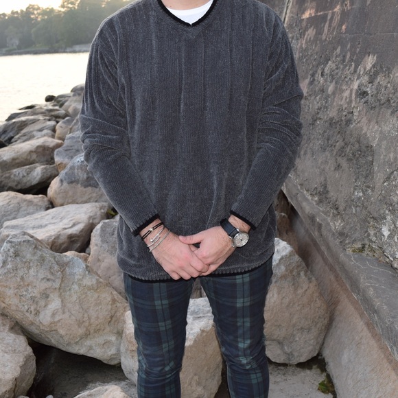 SUPER cozy, soft knit v neck sweater. unisex - Picture 2 of 3